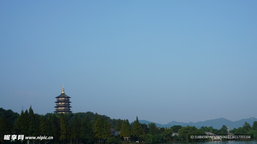 湖畔宝塔风景