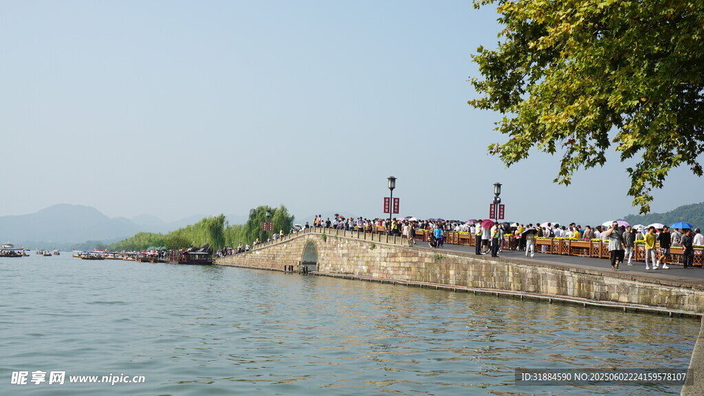 湖畔游人观景惬意时光