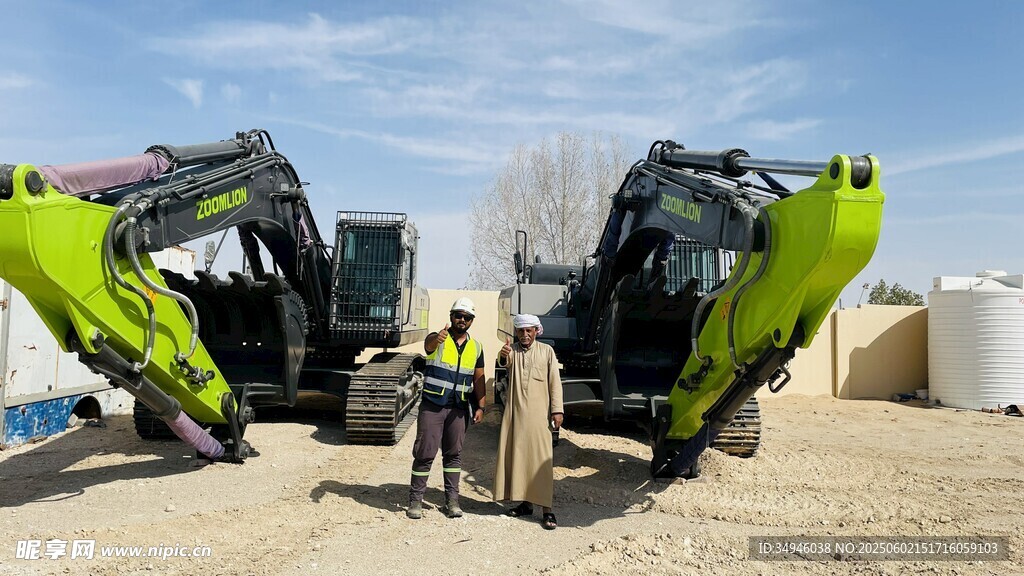 施工现场的绿色挖掘机