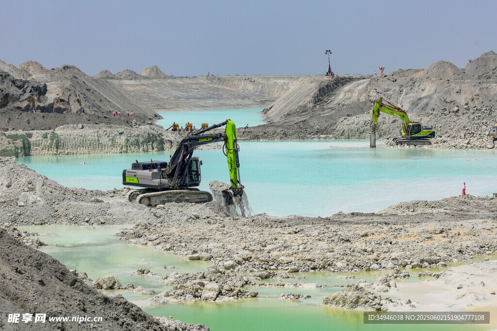 矿场挖掘机作业美丽矿湖