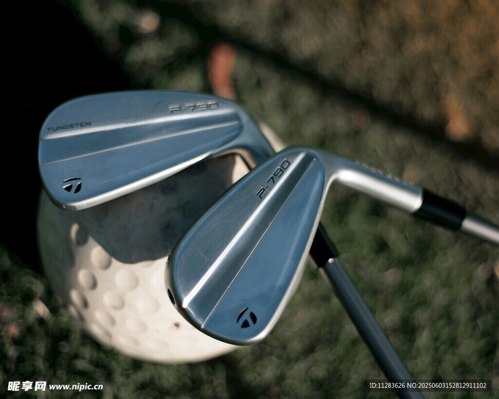 高尔夫球杆与球特写