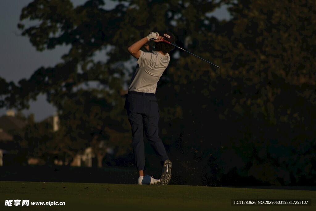 男子挥杆打高尔夫
