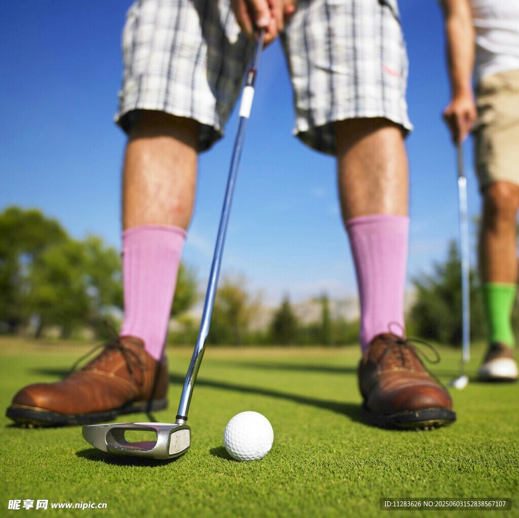 男士准备打高尔夫球瞬间