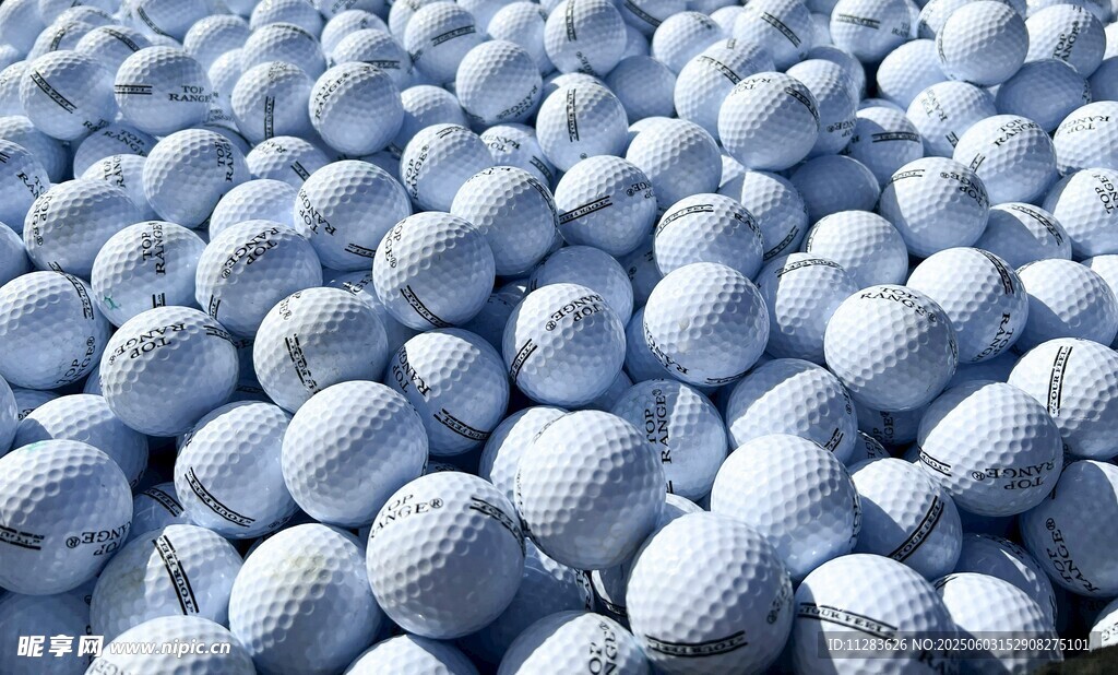 大量高尔夫球整齐排列