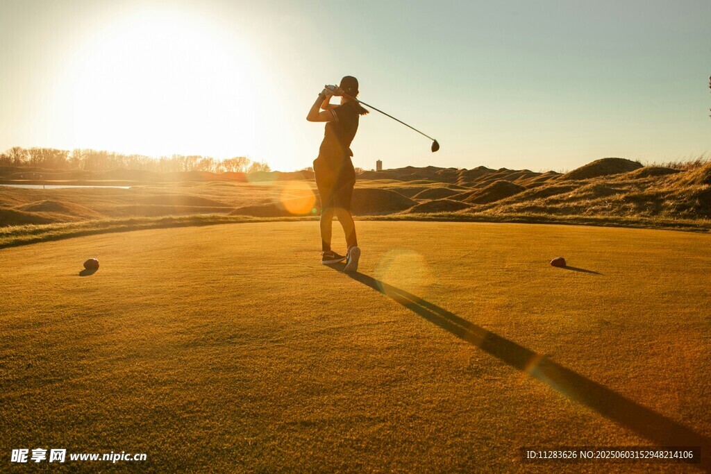 夕阳下的高尔夫挥杆瞬间