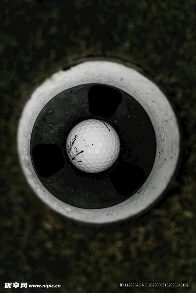 高尔夫球入洞特写