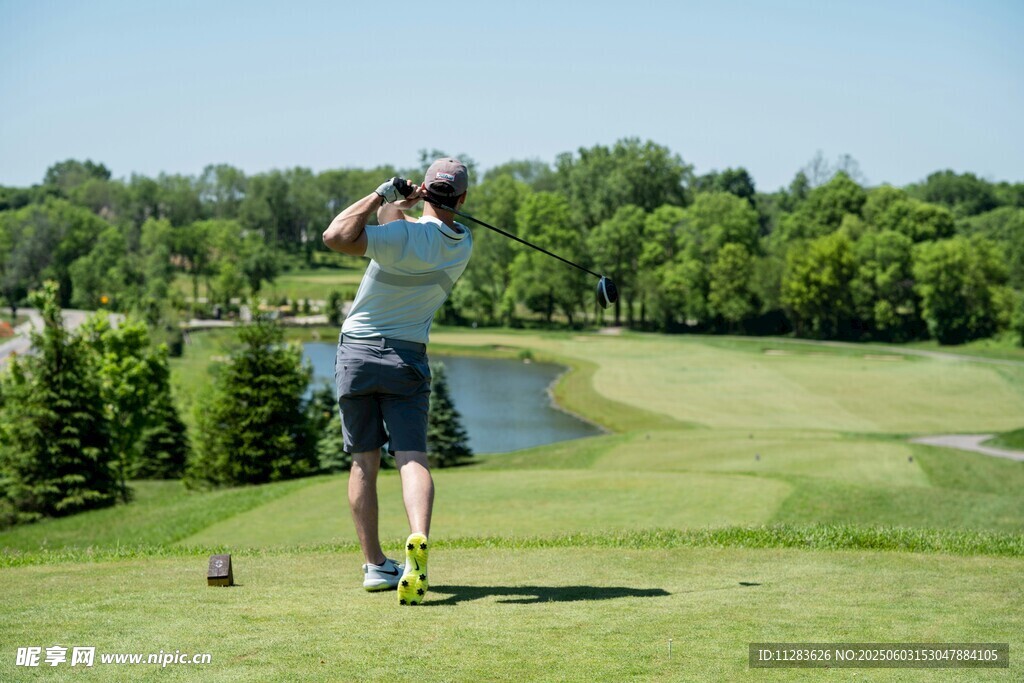 男子挥杆打高尔夫