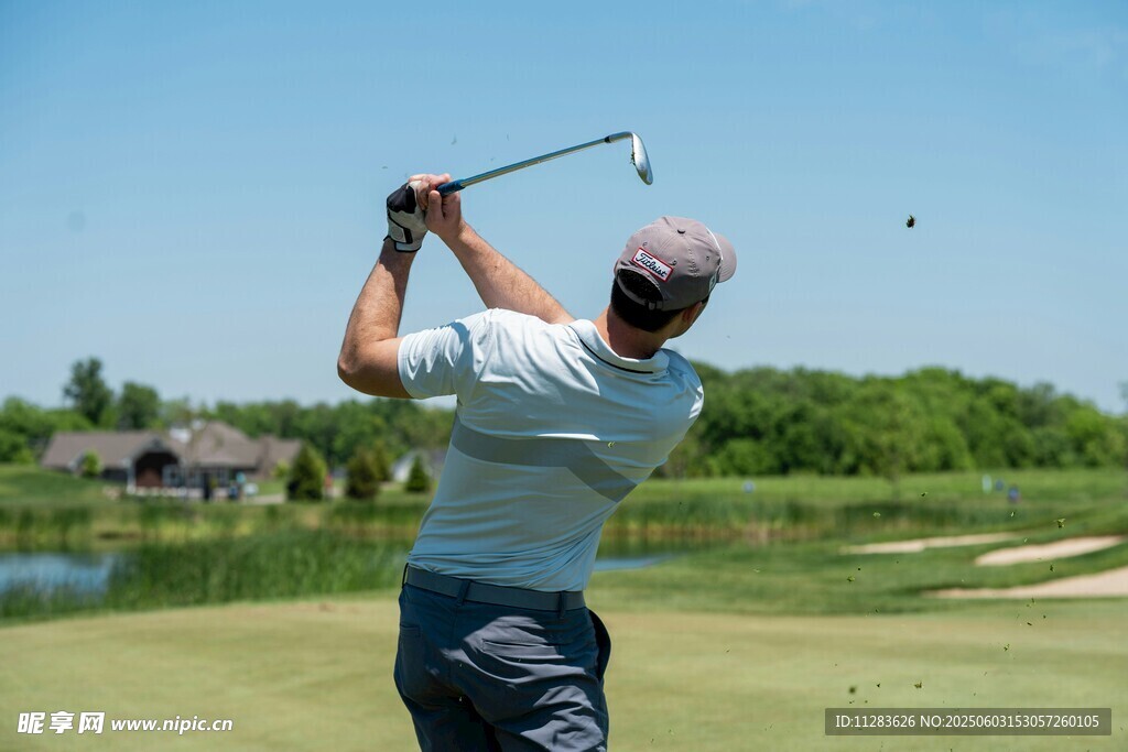男子专注挥杆打高尔夫