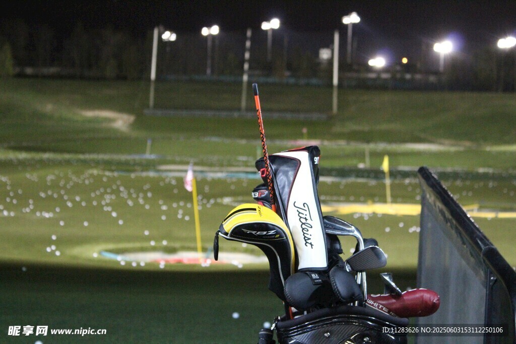 夜间高尔夫球场及球具