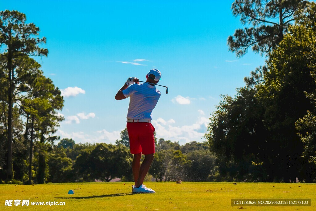 男子在户外挥杆打高尔夫