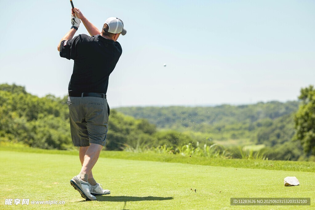 男子挥杆打高尔夫