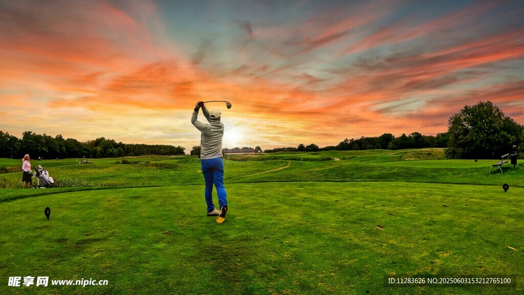 夕阳下的高尔夫挥杆瞬间