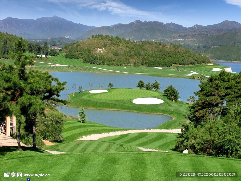 美丽高尔夫球场自然风光