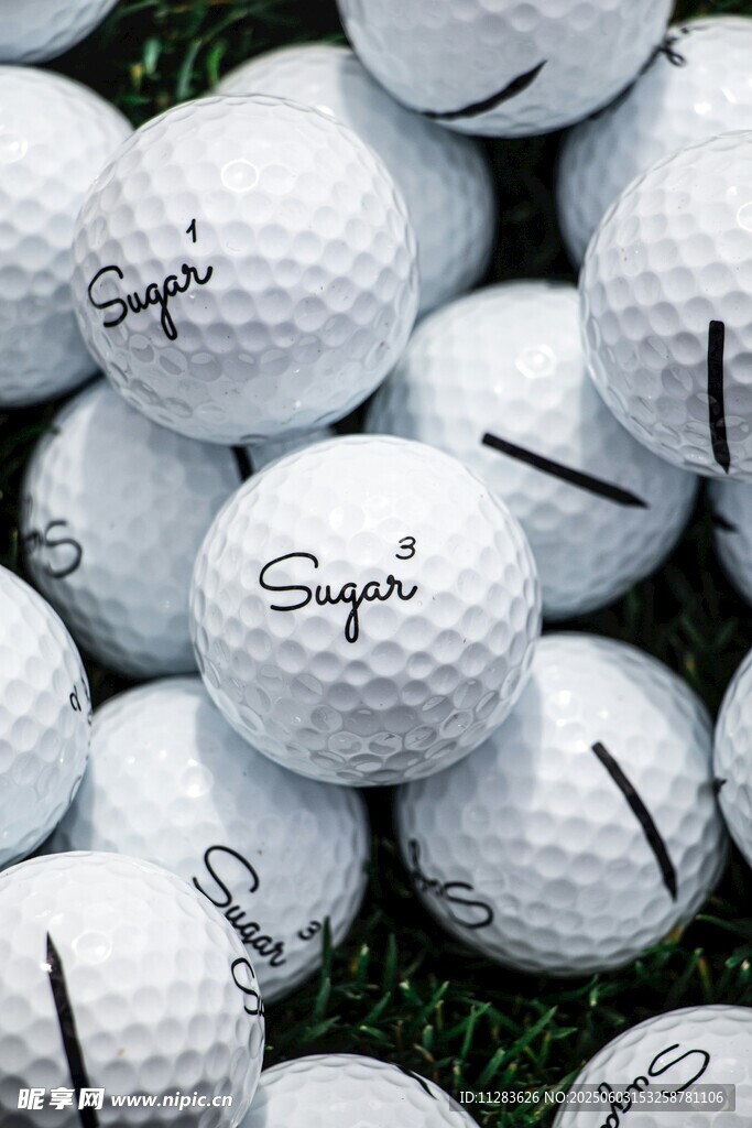 一堆高尔夫球