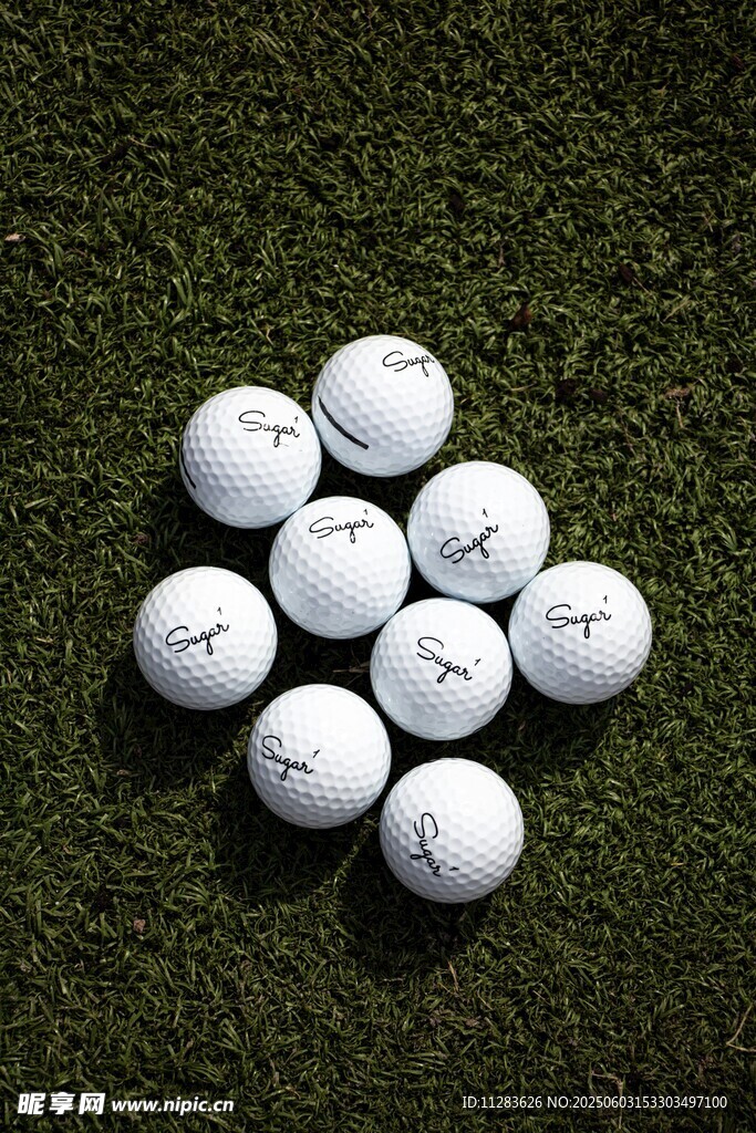 草地上的高尔夫球