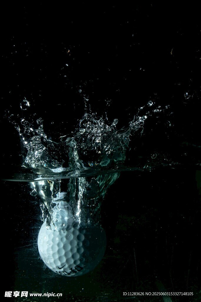 高尔夫球入水瞬间水花四溅