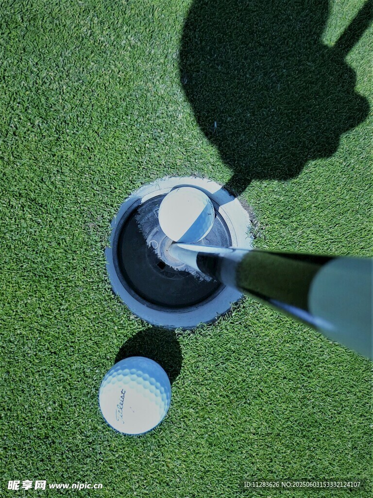 草地上的高尔夫球及球杆