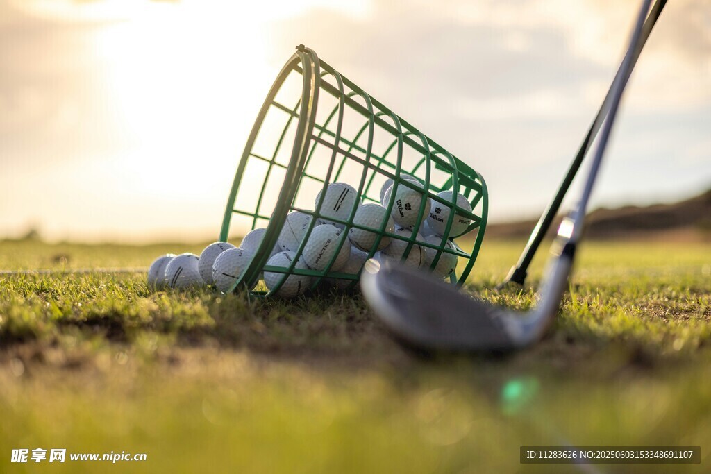 夕阳下的高尔夫球具
