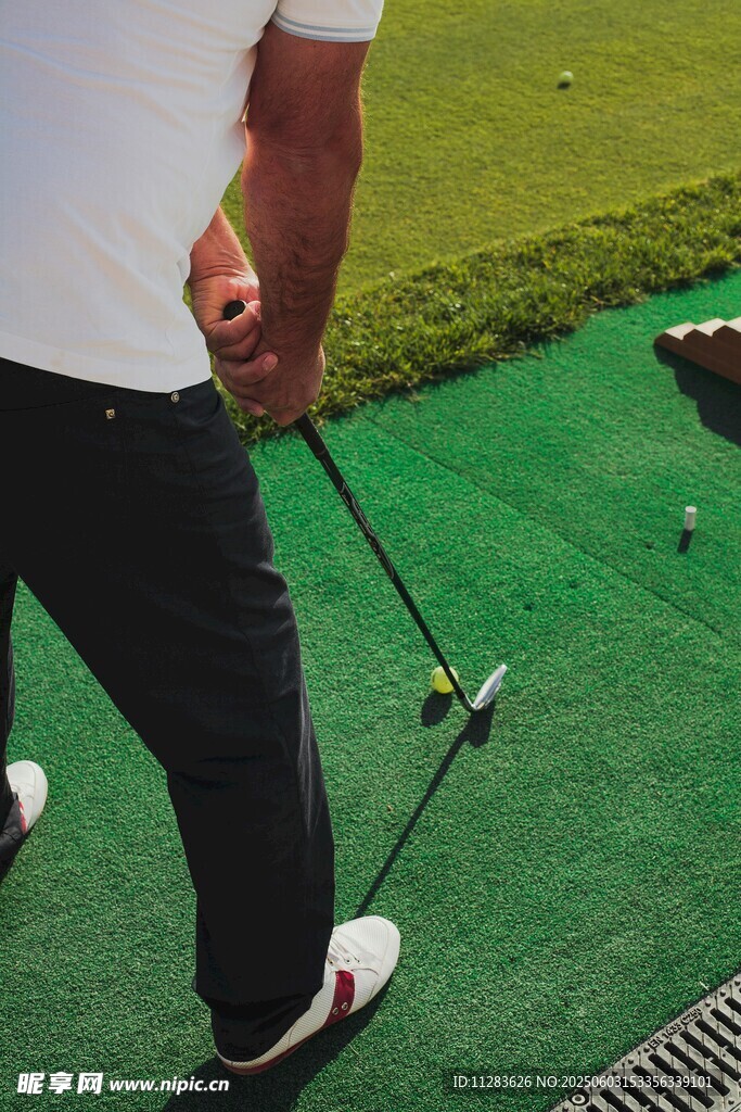 男子专注打高尔夫球