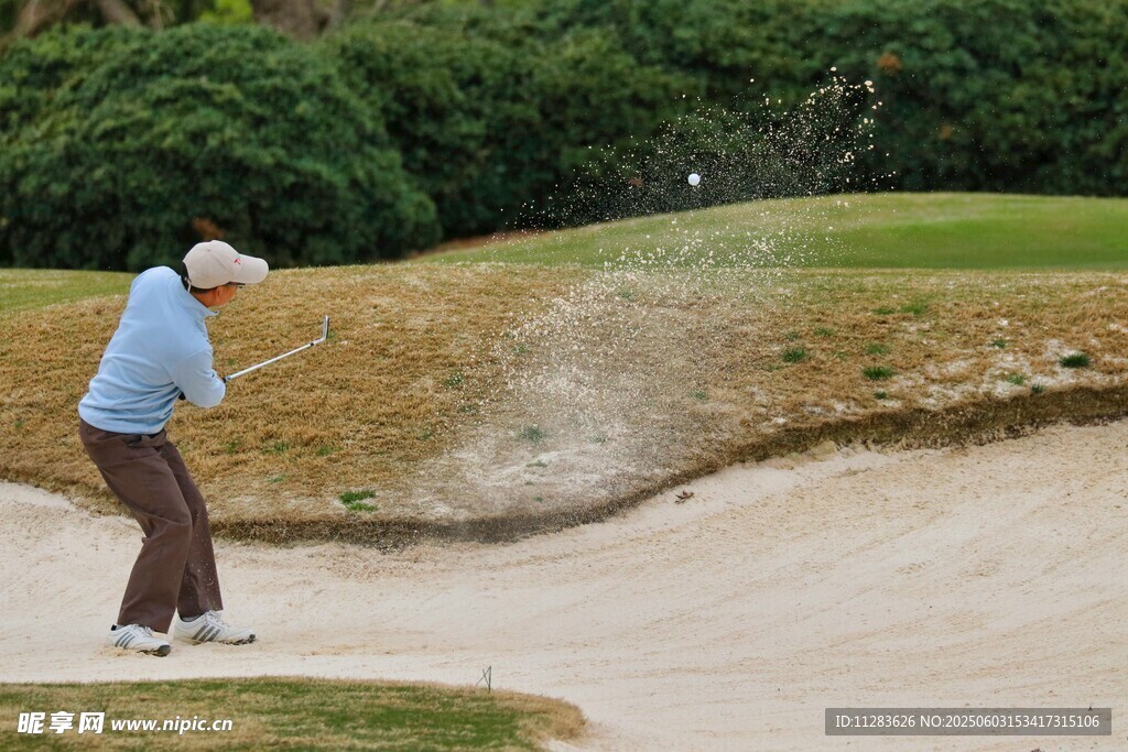 男子于沙坑处打高尔夫