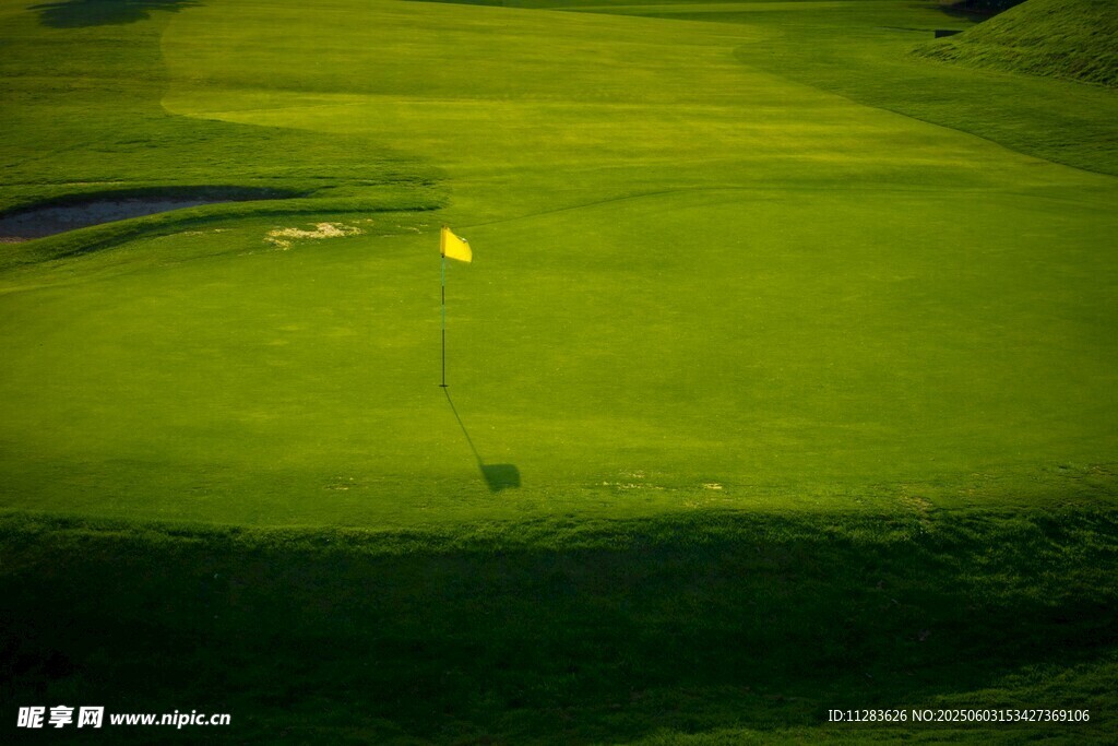 绿茵上的高尔夫球洞