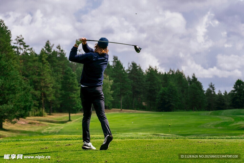 男子挥杆打高尔夫