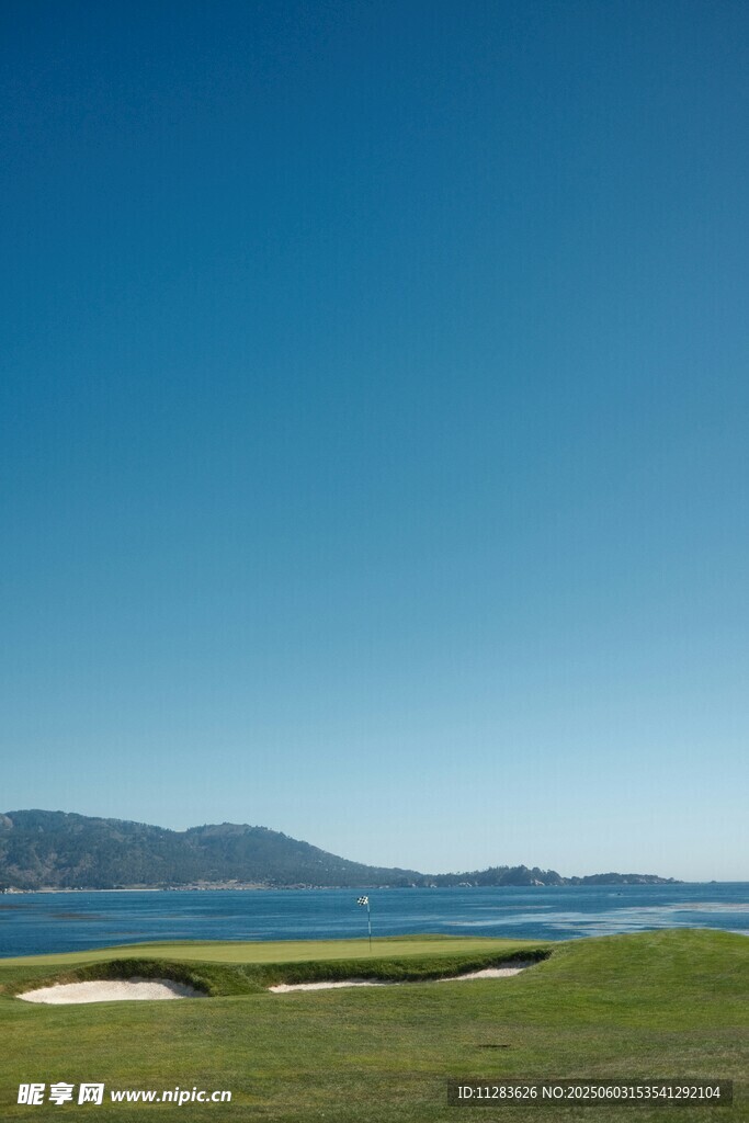 广阔草原与远山蓝天美景