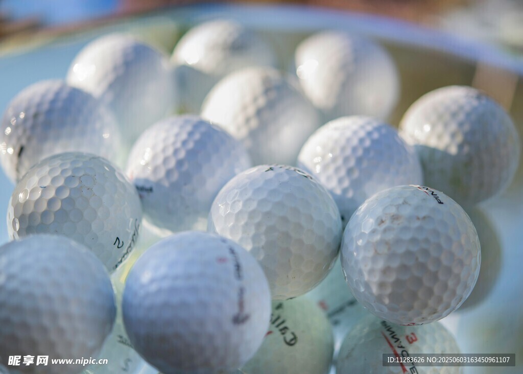 一堆高尔夫球特写