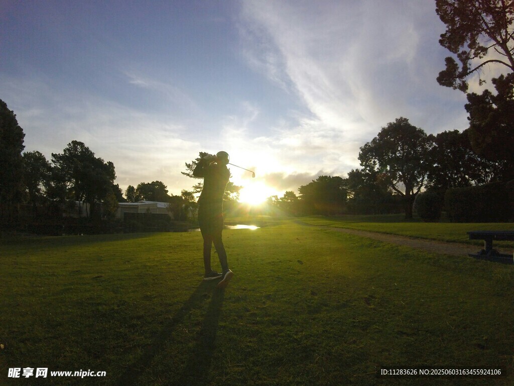 夕阳下草地漫步身影