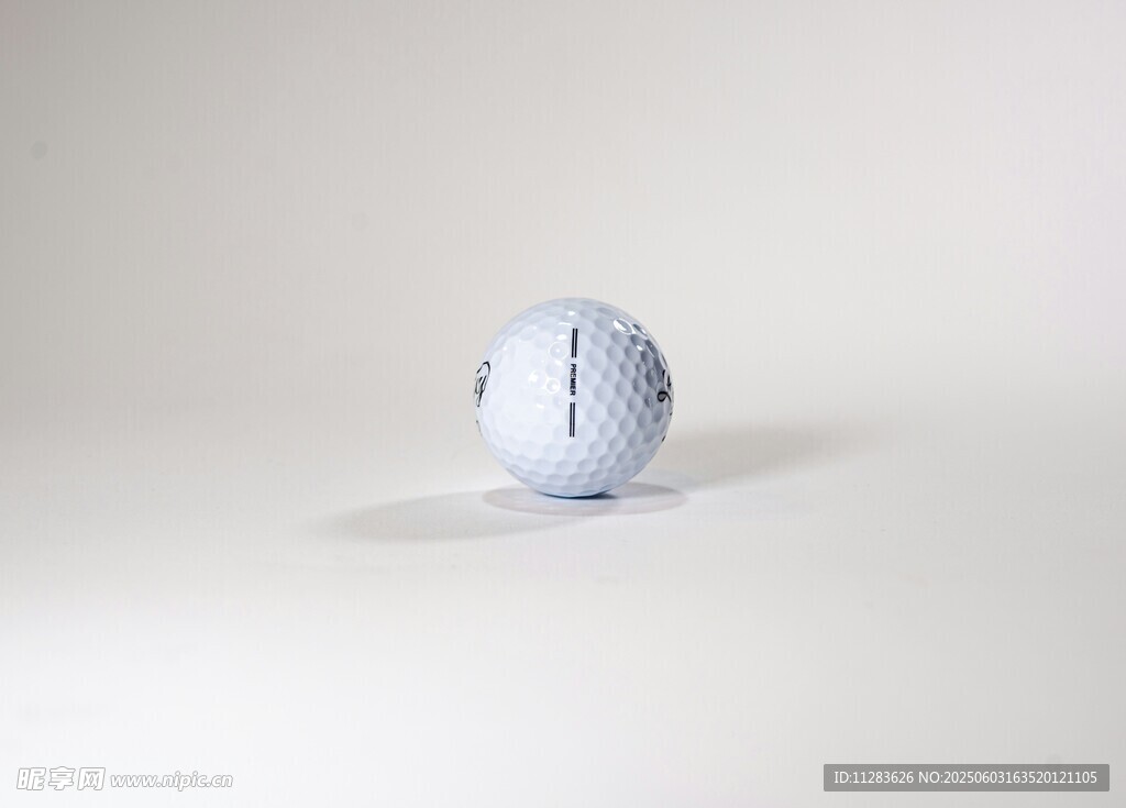 白色高尔夫球特写