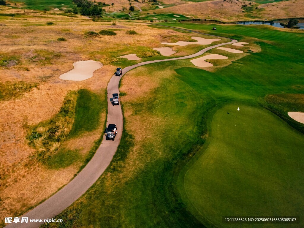俯瞰高尔夫球场蜿蜒车道
