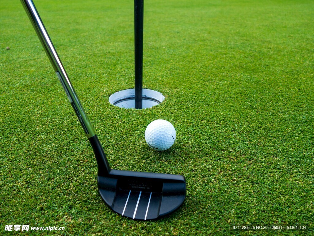 高尔夫球具置于绿茵场地
