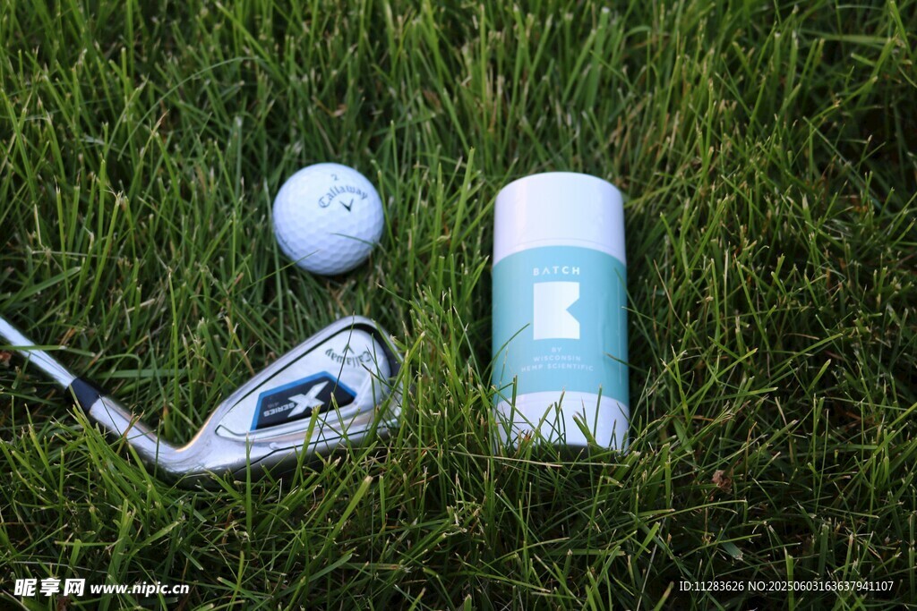草地上的高尔夫装备