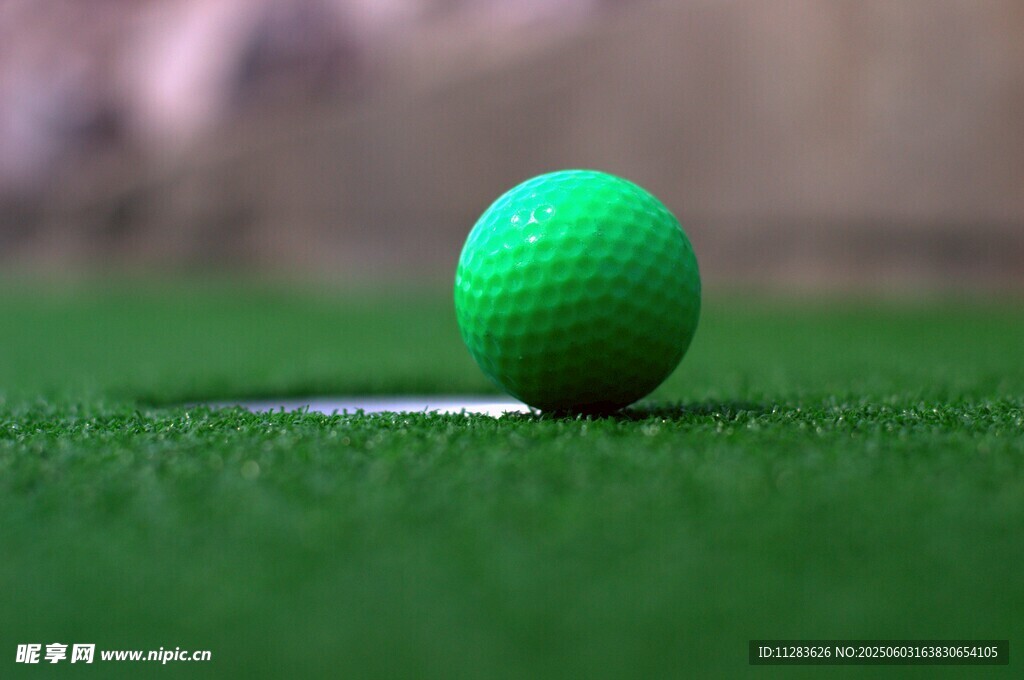 绿茵上的绿色高尔夫球