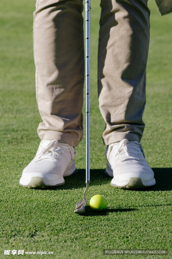 高尔夫球手准备击球瞬间