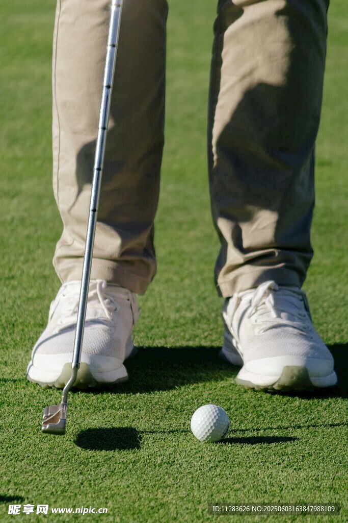 高尔夫球手准备击球瞬间