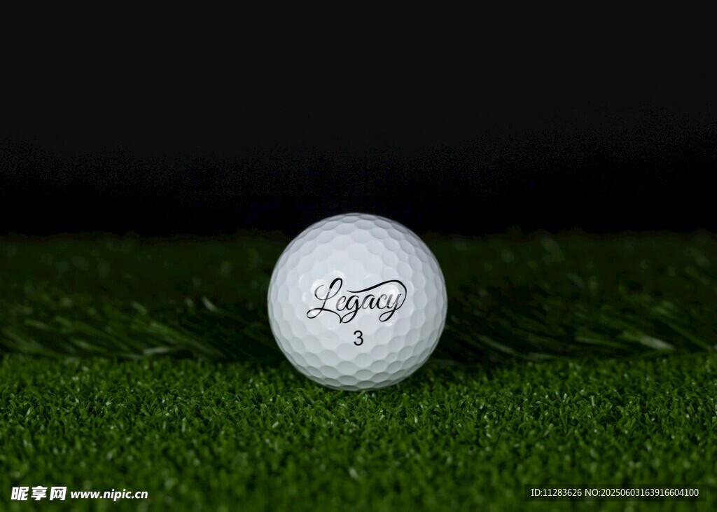 草地上的高尔夫球