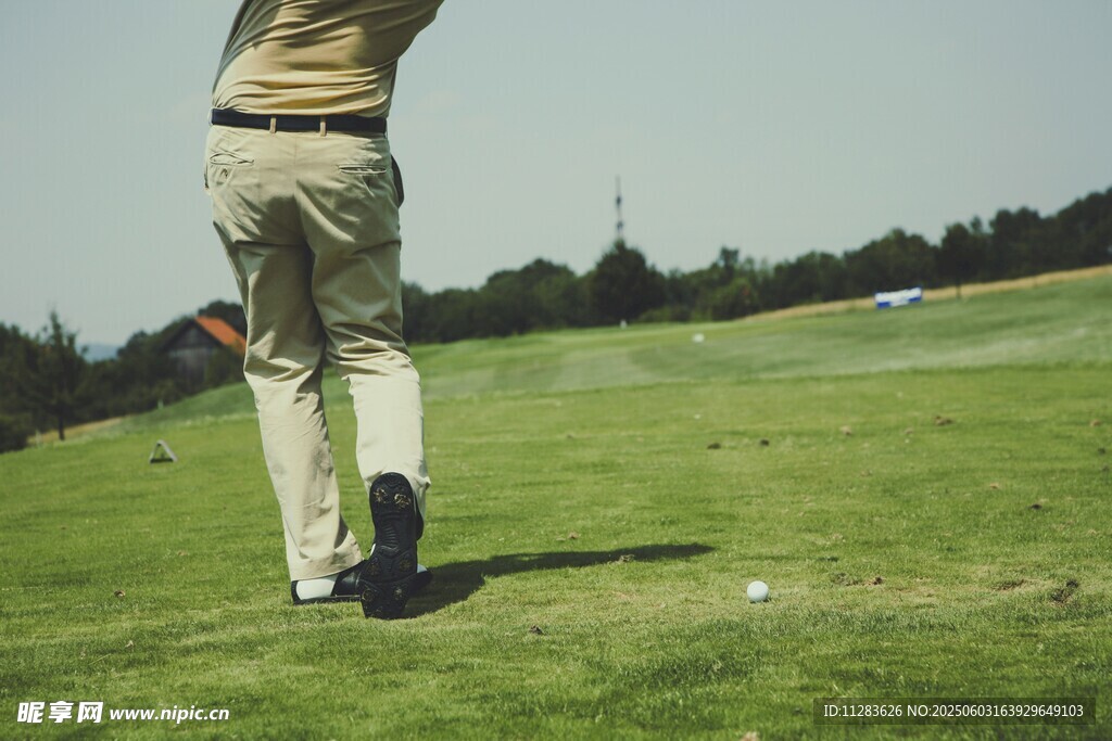 男子于绿茵挥杆打高尔夫