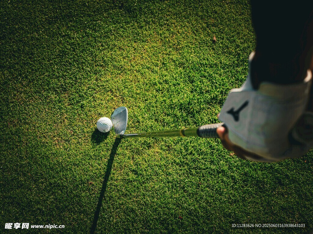 准备击球的高尔夫场景