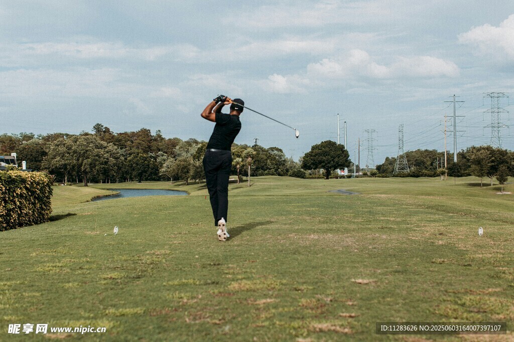 男子挥杆打高尔夫