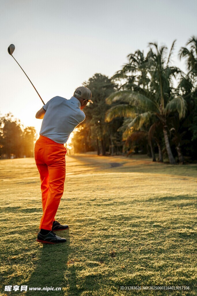 夕阳下挥杆的高尔夫球手