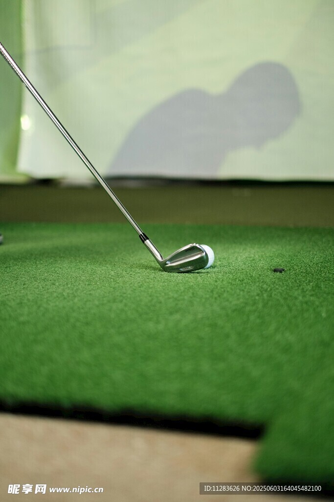 高尔夫球杆准备击球瞬间