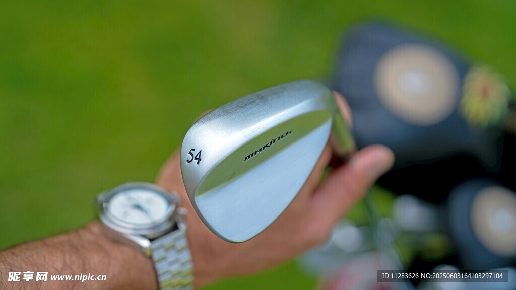 手持高尔夫球杆特写