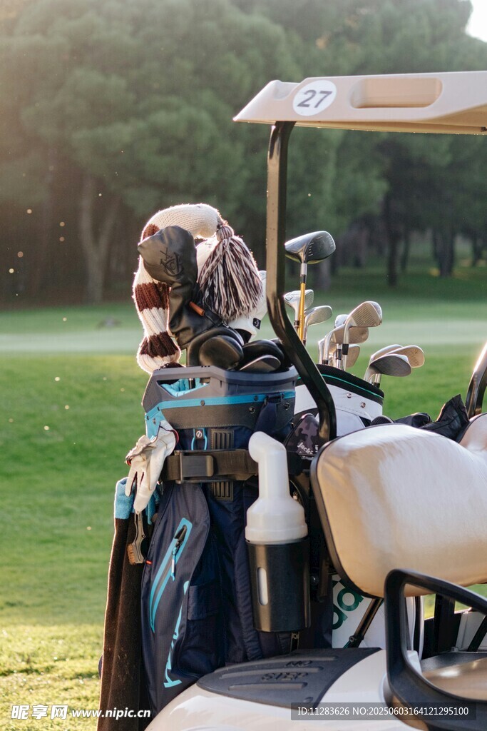 高尔夫球具置于绿意球场