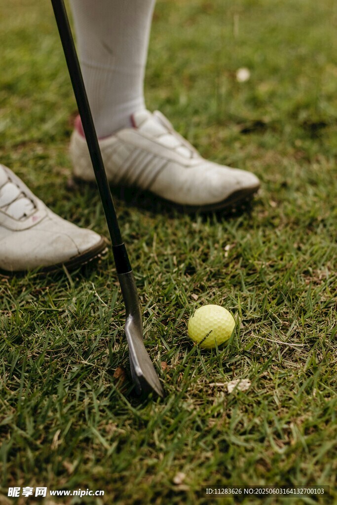 高尔夫球准备击球瞬间