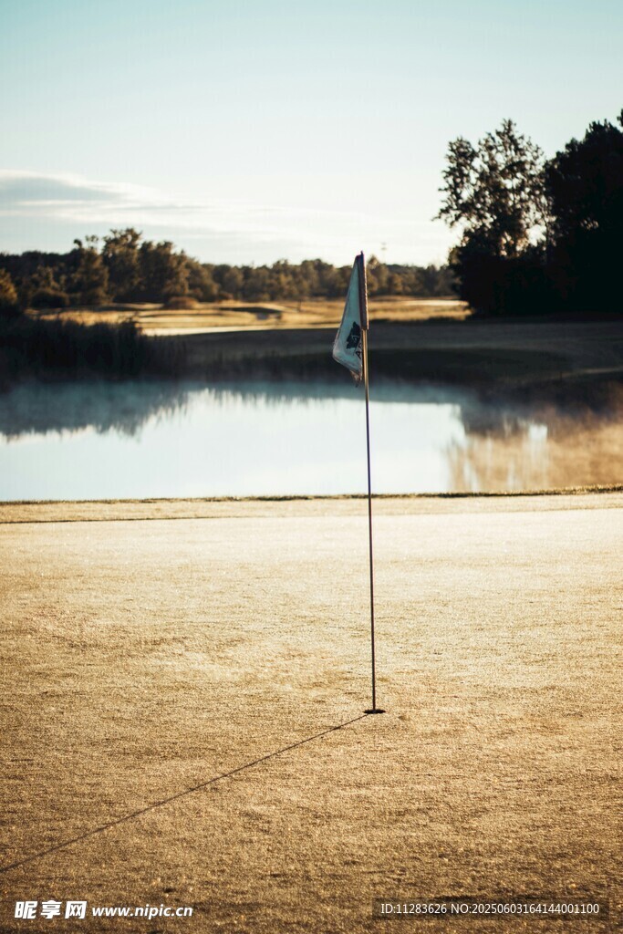 湖畔高尔夫球洞景观
