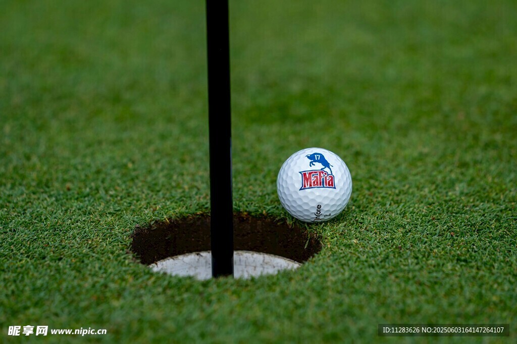 高尔夫球临近入洞瞬间