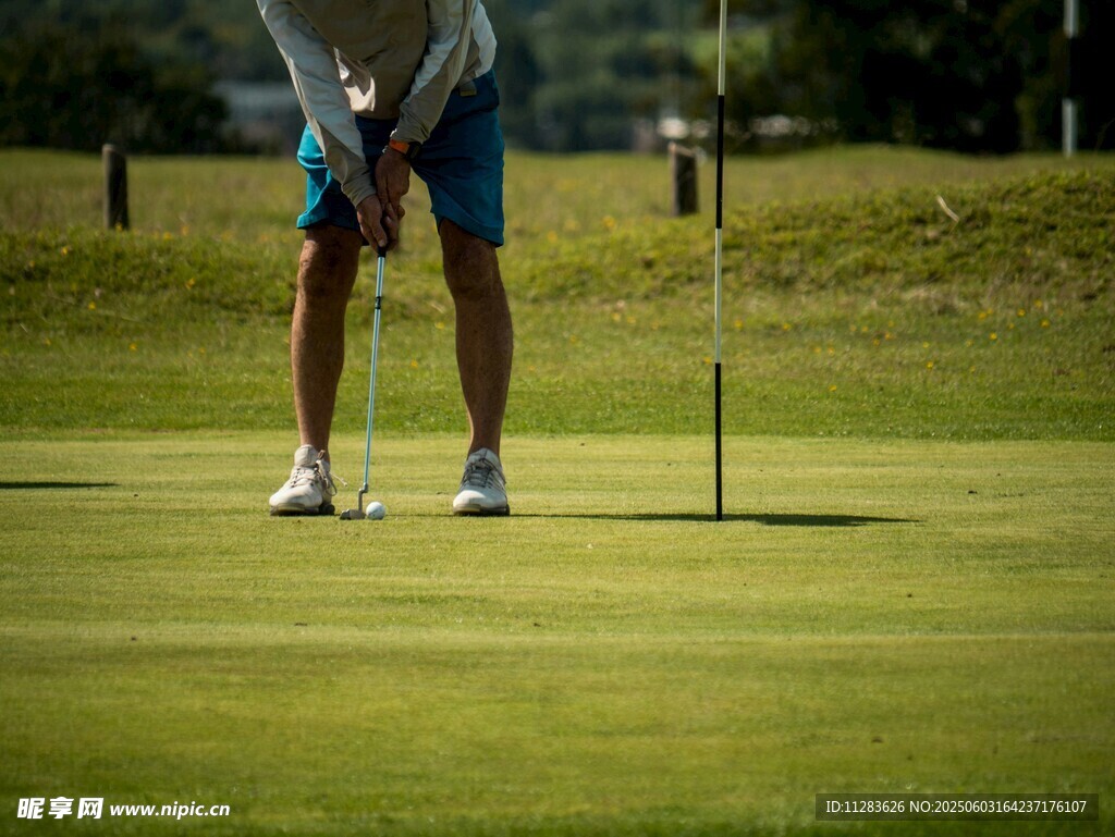 高尔夫球员专注准备击球