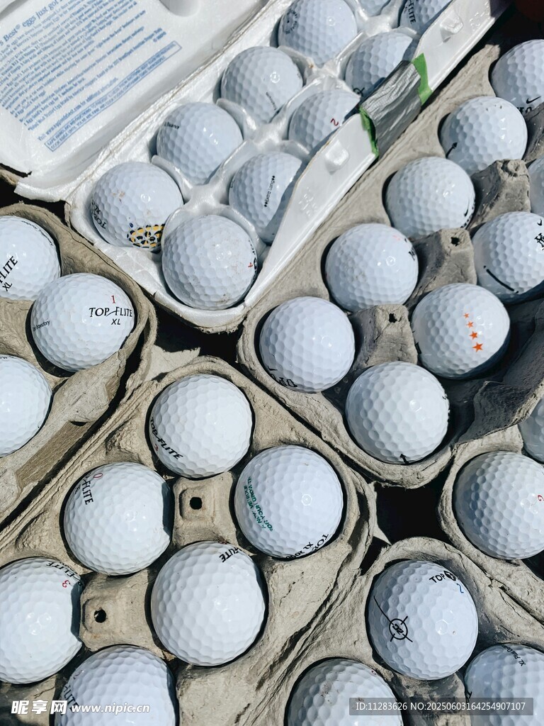 盒装高尔夫球整齐排列