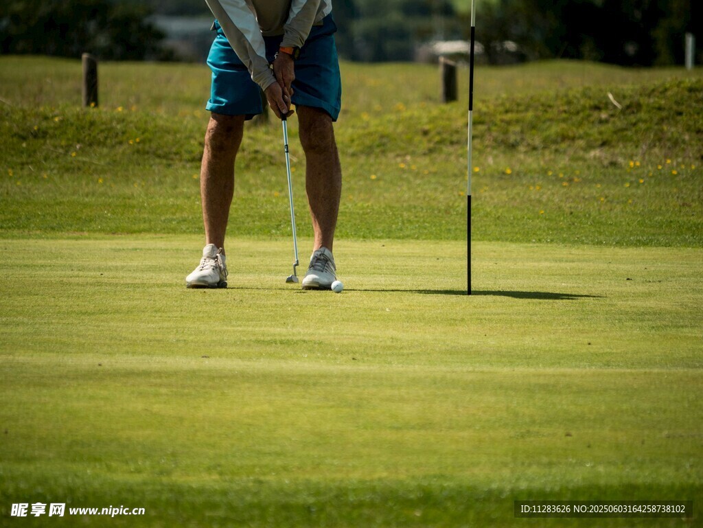 高尔夫球手专注准备击球